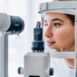 眼の検査を受ける女性