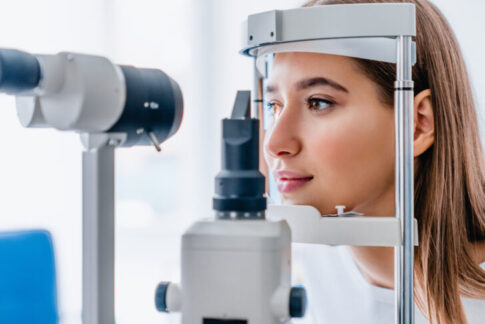 眼の検査を受ける女性